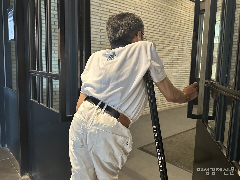 서울시 용산구에 있는 대형 쇼핑몰 아이파크몰은 바깥, 안쪽 출입문 모두 여닫이문이었으며 무게가 무거웠다. 이날 본지와 아이파크몰에서 만난 하반신 장애인 이성수 씨(남·62)는 “문이 무겁고 고정이 안 돼 스스로 한 손으로 문을 지탱하는 등 조절해야 한다. 목발을 이용하는 사람으로서 쉽지 않다”라고 했다. /여성경제신문