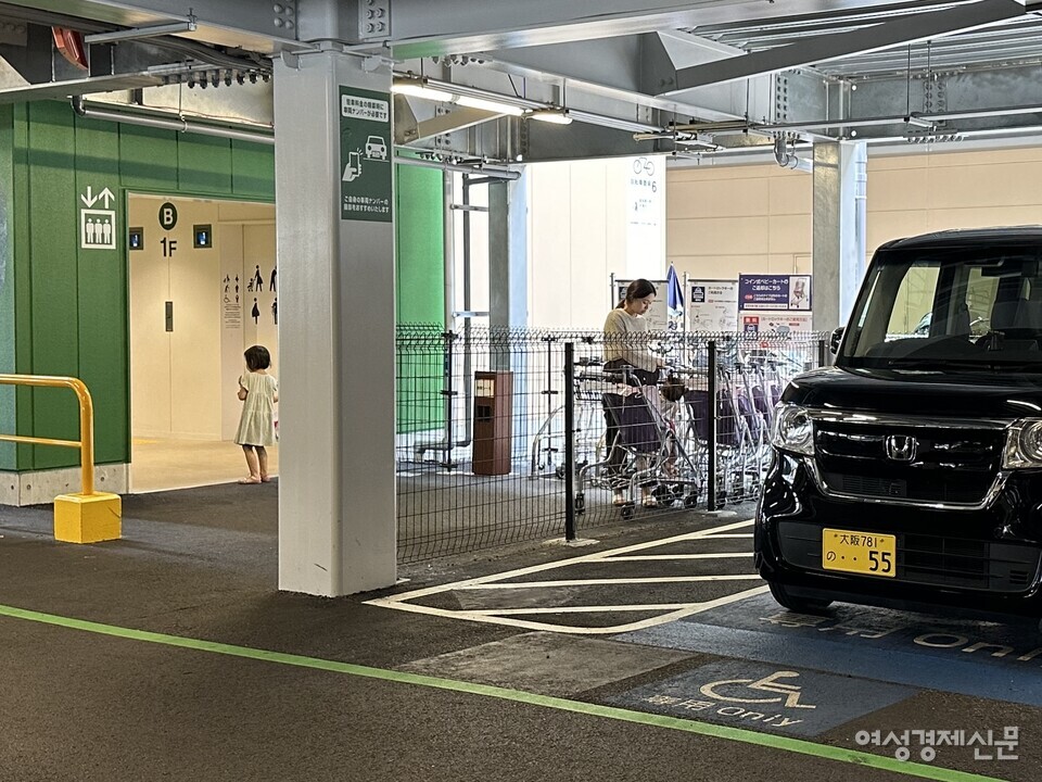 지난 9월 여성경제신문이 일본에서 대표적인 대형 복합 쇼핑몰 브랜드 라라포트의 오사카 가도마 지점에 방문했다. 장애인 전용 주차구역 바로 앞에 엘리베이터와 연결된 출입구가 있다. 문이 따로 없다. /여성경제신문