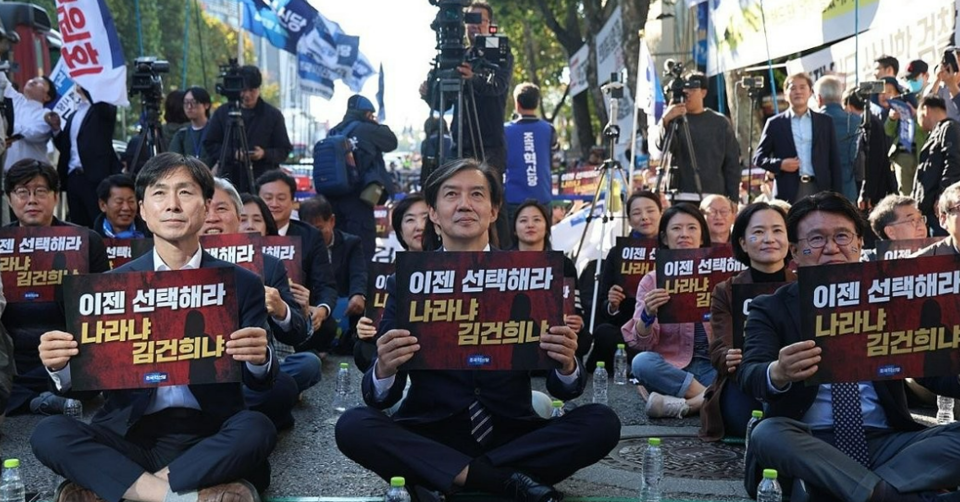 조국 조국혁신당 대표(가운데)와 황운하 원내대표(오른쪽), 한창민 사회민주당 대표(왼쪽)가 지난 26일 서울 대검찰청 앞에서 열린 '윤석열 대통령 탄핵선언대회'에 손팻말을 들고 참석해 있다. /연합뉴스