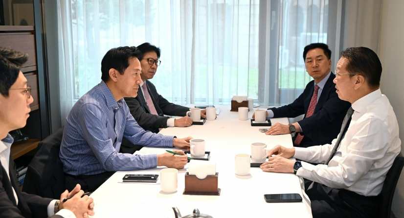 국민의힘 소속 오세훈 서울 시장과 박형준 부산 시장, 권영세·김기현 의원이 29일 서울 시내 한 식당에서 만나 조찬 간담회를 하고 있다. /서울시 제공