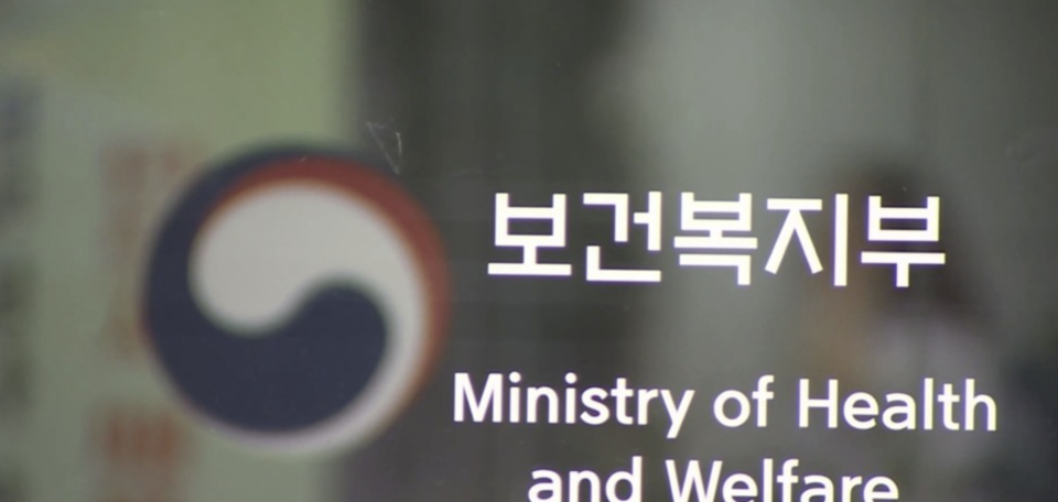 보건복지부가 내년 도입을 추진 중인 장기요양기관 요양보호사 인건비 지원 중단안에 대해 '3개월 유예' 방침을 밝히면서 장기요양 업계는 한숨 돌린 모양새다. /연합뉴