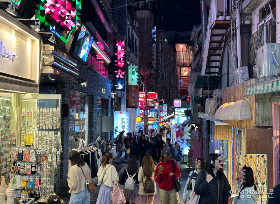 28일 밤 8시경 홍대의 좁은 골목 모습 /김정수 기자