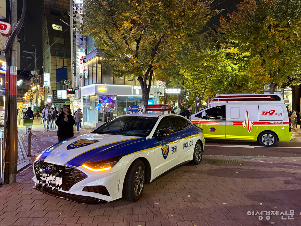 28일 밤 8시경 홍대 레드로드에 경찰차와 구급차가 출동했다. /김정수 기자