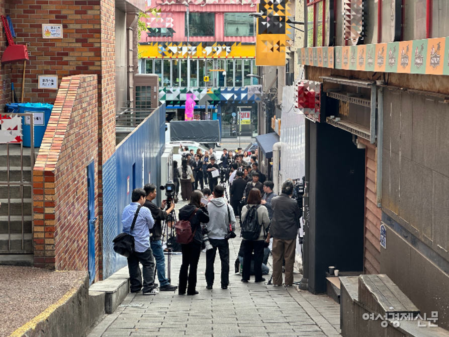 29일 오후 3시경 기자가 방문한 이태원 거리는 아직 인파가 몰려들지 않은 모습이다. 참사가 일어났던 이태원역 1번 출구 인근 골목에선 피해자들을 추모하는 시민들과 취재진이 모였다. /김정수 기자