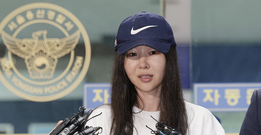 민희진 어도어 대표가 지난 7월 9일 오후 '업무상 배임' 혐의 관련 첫 소환 조사를 마친 뒤 서울 용산경찰서를 나서며 취재진 질문에 답하고 있다. /연합뉴스