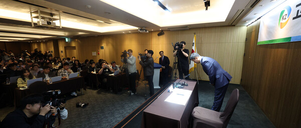 22일 오전 서울 한 호텔에서 박기덕 고려아연 사장이 자사주 공개 매수 종결을 하루 앞두고 연 기자회견에서 인사하고 있다. /연합뉴스