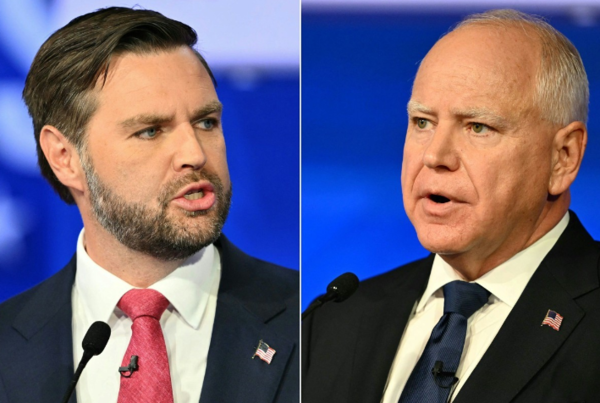 JD 밴스 미국 공화당 부통령 후보 겸 상원의원(왼쪽)과 팀 월즈 민주당 부통령 후보 겸 미네소타 주지사는 지난 1일 뉴욕에서 CBS방송이 주관한 부통령 후보 간 TV토론에 참여했다. /AFP=연합뉴스
