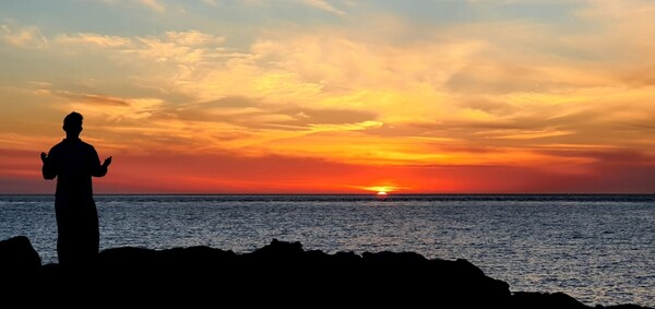 석양을 향해 기도하는 외국인 /한익종