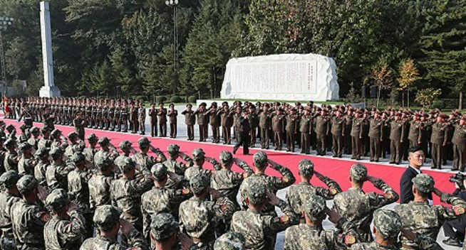 김정은 북한 국무위원장이 북한군 제2군단 지휘부를 방문하고 있다. 북한은 우크라이나-러시아 전쟁에 군사를 파병했다. /연합뉴스