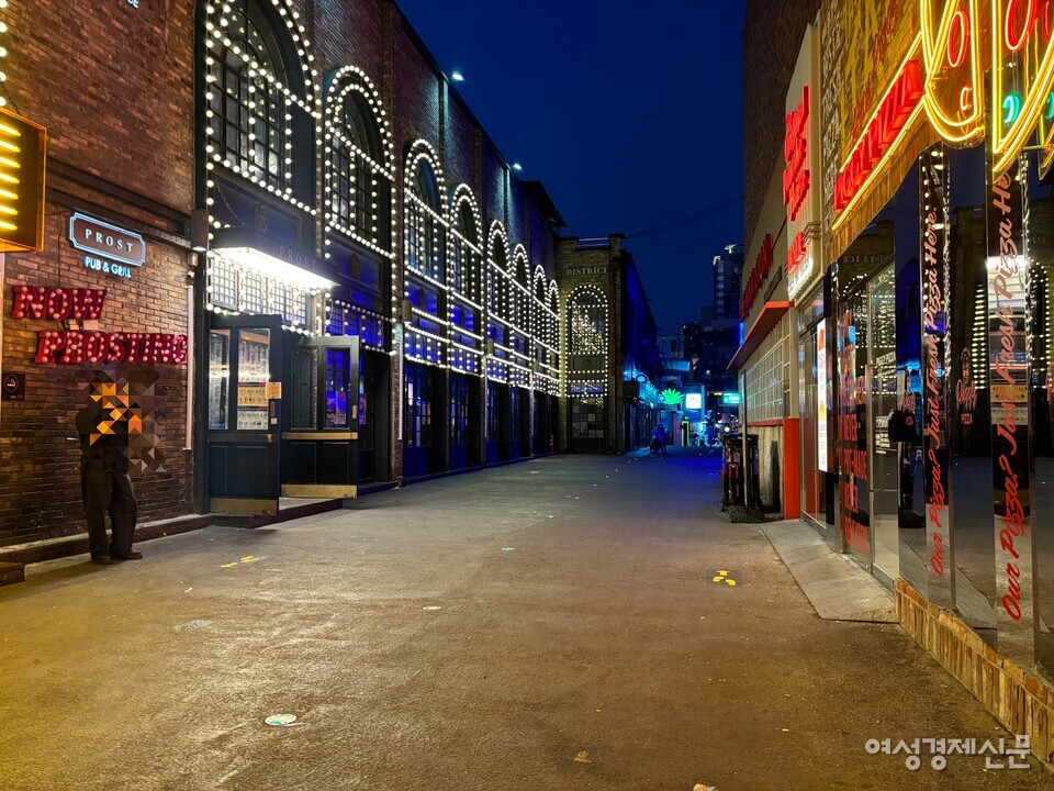 오후 6시 이태원 세계 음식 거리가 텅 비어있다. /김성하 기자