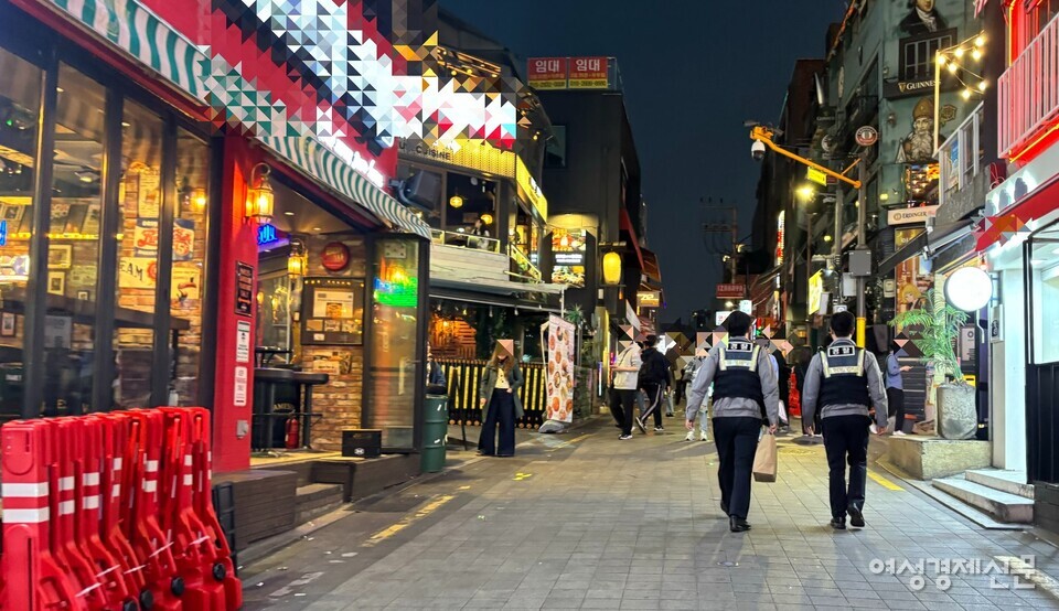 큰 길가에는 경찰 병력이 상시 순찰을 하고 있는 모습이다. /김성하 기자
