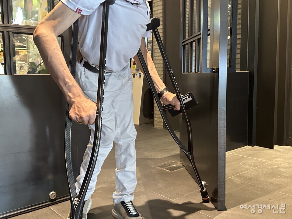 지난 8월 여성경제신문이 서울시 용산구에 있는 대형 쇼핑몰 아이파크몰에서 목발 이용자 이성수 씨(남·62)를 만났다. 사진은 아이파크몰 장애인 전용 주차구역과 연결된 주 출입구 모습이다. /여성경제신문