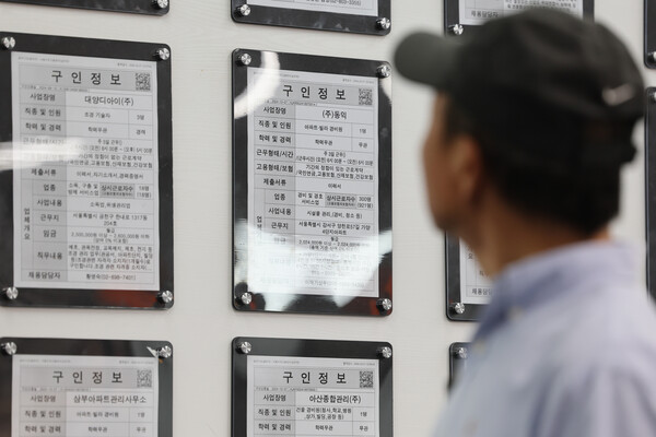 통계청의 경제활동인구 조사에서 근속기간만 보면 고용 안정성이 높아지는 것처럼 보이지만 고용 유지율은 10년간 제자리거나 다소 후퇴했다. /연합뉴스