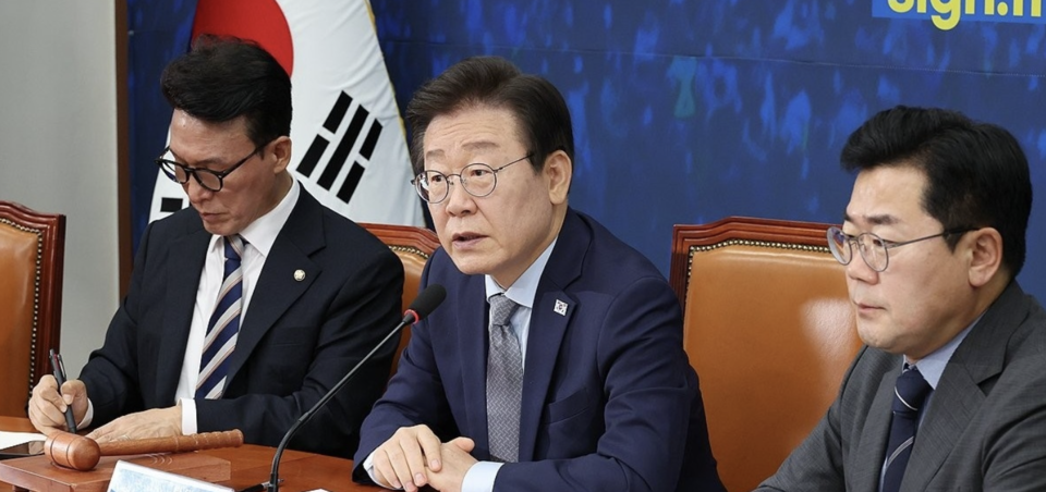 4일 더불어민주당 최고위원회의에서 이재명 대표는 내년 도입 예정이었던 금융투자소득세를 폐지하겠다고 밝혔다. /연합뉴스