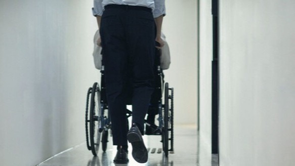 사회복지 분야 종사자들이 지난해 월평균 316만원의 보수를 받은 것으로 조사된 가운데 현장별 보수 수준·근로여건 차이가 크다는 지적이 나온다. /게티이미지뱅크