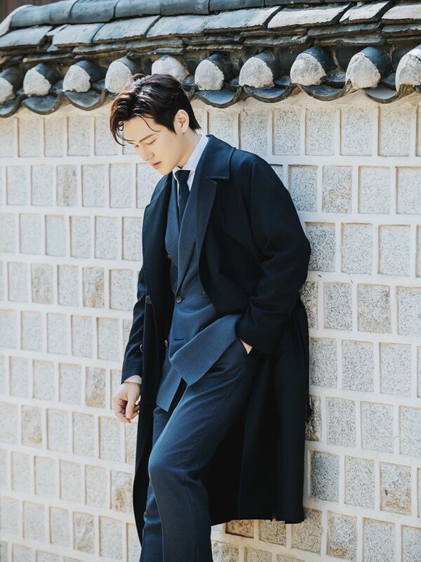 트렌치코트를 입은 모습 /권혁주