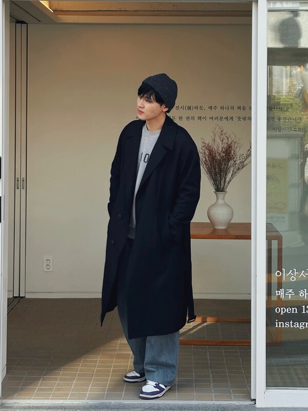 캐주얼한 룩에도 잘 어울리는 트렌치코트 /권혁주