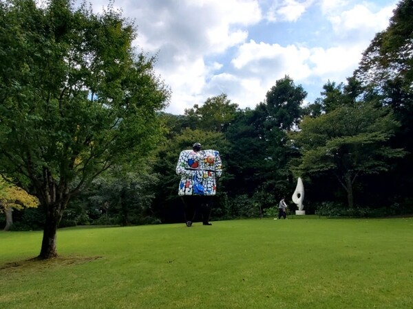 노부부가 둘 사이에 놓고 사진을 찍으려던 작품 'Miss Black Power' /사진=양은심