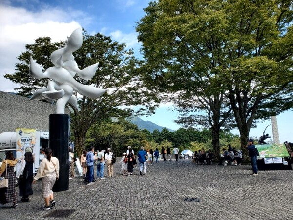 터널 같은 입구를 빠져나간 곳에 있는 오카모토 타로의 작품 /사진=양은심