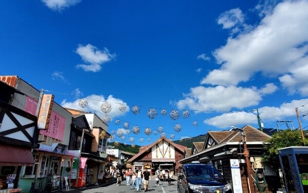 고라 역 주변 모습. 중앙에 있는 건물이 역사다. /사진=양은심