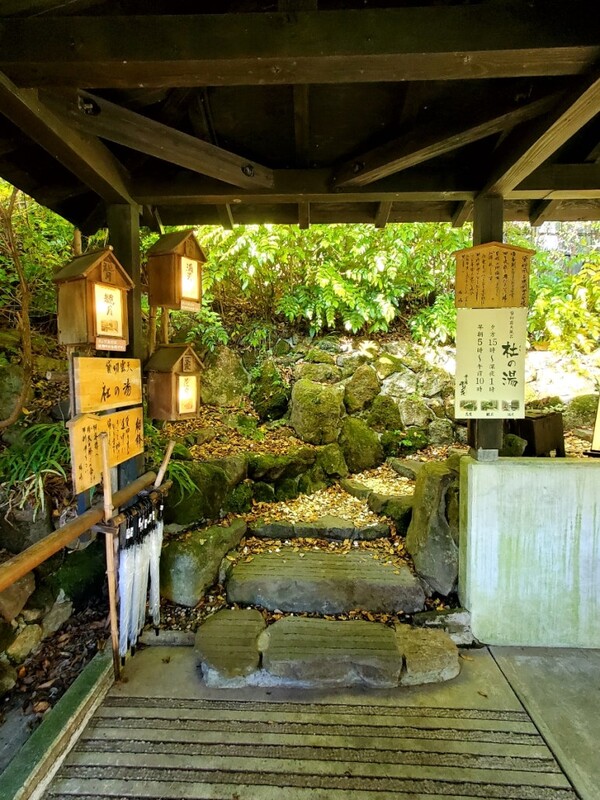 전세탕 입구. 손님이 있을 땐 불이 켜지고, 퇴실하면 불이 꺼진다. 사진을 찍었을 땐 만실이었다. /사진=양은심