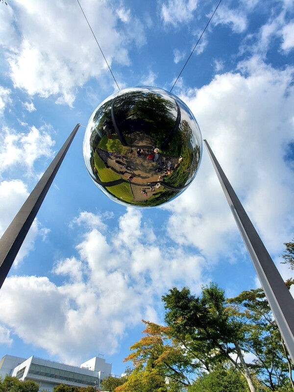 공에 비친 모습을 사진으로 담는 사람들이 많았다. 역시 우리 부부도 찰칵! /사진=양은심