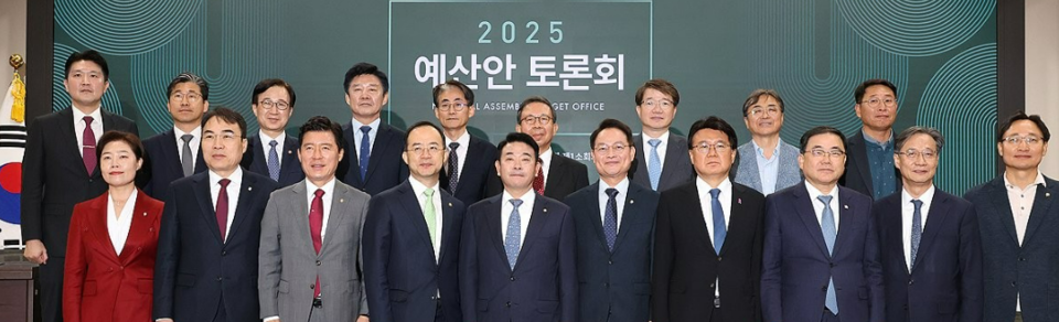 5일 오전 국회 의원회관에서 열린 '2025년 예산안 토론회'에서 박정 국회예산결산특별위원장, 지동하 국회예산정책처장 등 참석자들이 기념 촬영을 하고 있다. /연합뉴스