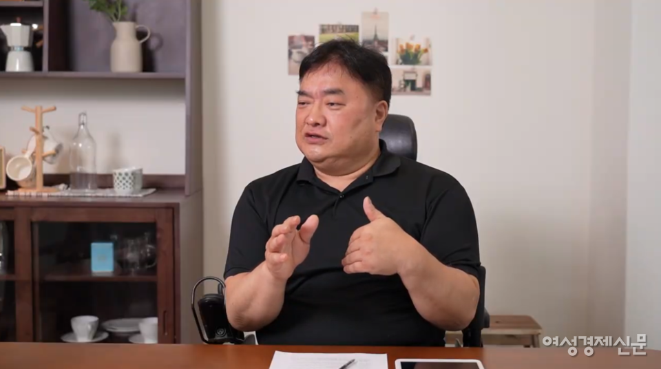 고관철 성동느티나무자립센터 센터장이 장애인 운전자로서 주차 공간, 출입구 등에 대해 불편한 점을 이야기하고 있다. /여성경제신문