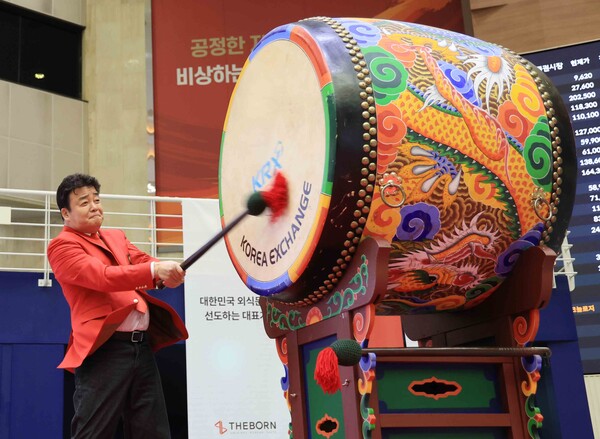 백종원 더본코리아 대표가 6일 오전 한국거래소 홍보관에서 열린 더본코리아 코스피 상장 기념식에 참석해 북을 치고 있다. /연합뉴스