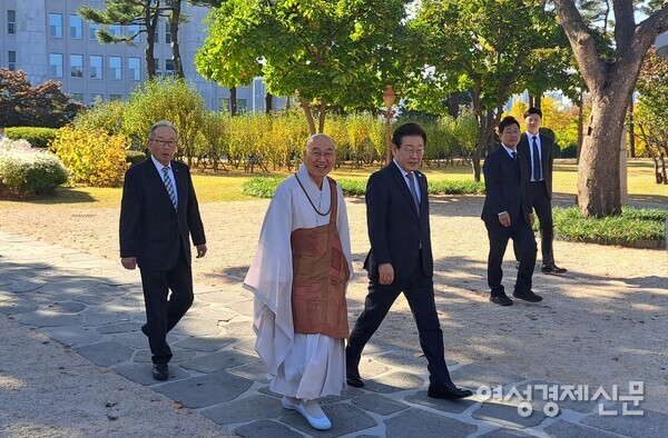 더불어민주당 이재명 대표와 법륜 스님이 6일 오후 차담을 하기 위해 서울 여의도 국회 사랑재로 들어서고 있다. /이상무 기자