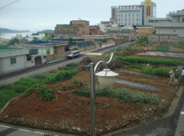 대지의 동쪽으로 멀리 바다가 보이고, 남향은 인접 필지에 면해 있다. 동쪽에 있는 인접 필지에 집을 지어버리면 바다 조망은 사라지고, 남쪽에 지어진 집은 우리집에 들어올 남향 햇살을 막을 것이다. /김정관