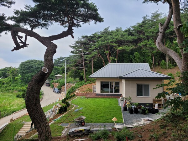 필자 설계 양산 석경수헌, 전형적인 배산임수에 정남향 집으로 지었다. 도로보다 5m가 높은 집터는 항상 남향 햇살을 받아 양명한 분위기이다. /김정관