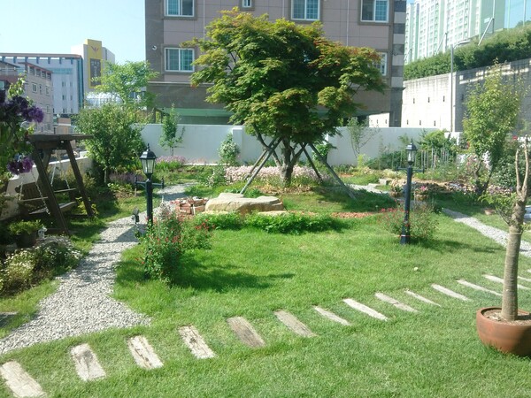 남쪽에 들어선 4층 빌라, 지금은 바다 조망이 있는 동쪽 필지에 집이 들어서서 마당에서는 밖이 보이지 않는다. /김정관