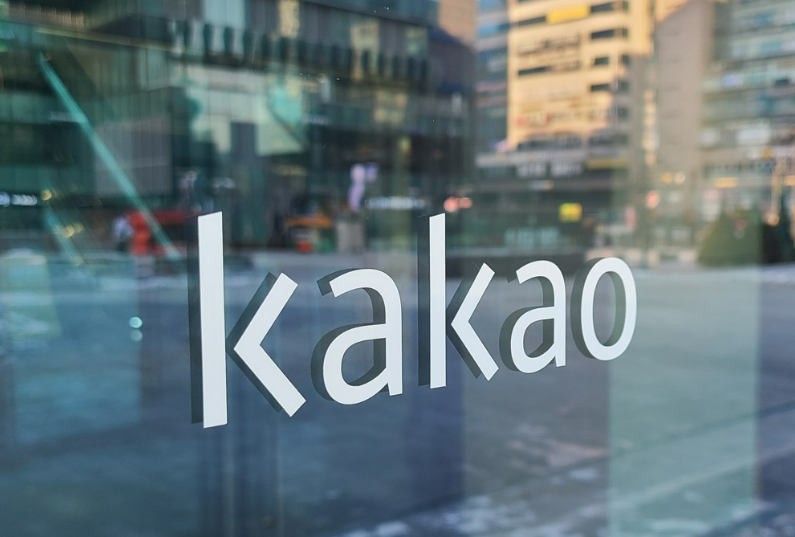 7일 발표된 카카오의 연결 기준 3분기 매출은 지난해 같은 기간보다 4% 감소한 1조9214억원, 영업이익은 5% 증가한 1305억원으로 집계됐다. /연합뉴스