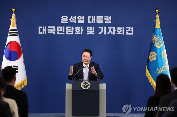 7일 오전 윤석열 대통령이 서울 용산 대통령실 청사 브리핑실에서 열린 '대국민담화 및 기자회견'에서 질문에 답변하고 있다. /연합뉴스