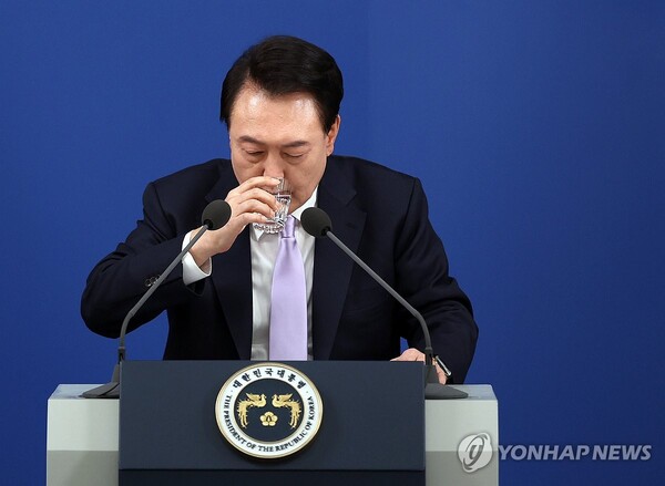 윤석열 대통령이 7일 오전 서울 용산 대통령실 청사 브리핑실에서 '대국민담화 및 기자회견'을 하고 있다. /연합뉴스