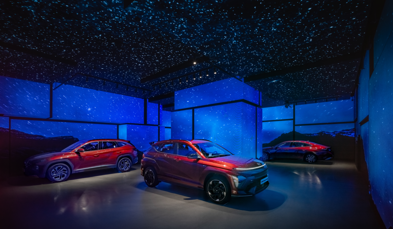 현대 모터스튜디오 하남은 이번 리뉴얼을 통해 개관 당시 고객들에게 지속 가능한 비전을 전달하기 위해 국내 최초로 벽체 및 천장까지 구현한 4면 LED 디지털 미디어 월을 초기 설계를 담당했던 서아키텍스(Suh Architects) 건축사 사무소와 협업해 규모를 확장했다. /현대자동차