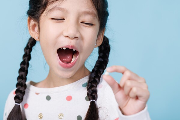 이가 빠지는 경우 부모나 아이들이 모두 매우 놀라지만 아이들의 몸이 유연하기 때문에 많이 일어난다. 뿌리째 빠져나온 이는 다시 심을 수 있으므로 즉시 치과를 방문하는 것이 좋다. /게티이미지뱅크