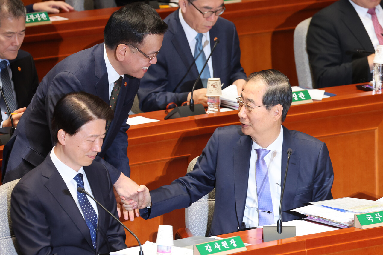 한덕수 국무총리와 최상목 경제부총리 겸 기획재정부 장관(왼쪽)이 8일 오전 국회에서 열린 예산결산특별위원회 전체회의에서 악수하고 있다. /연합뉴스