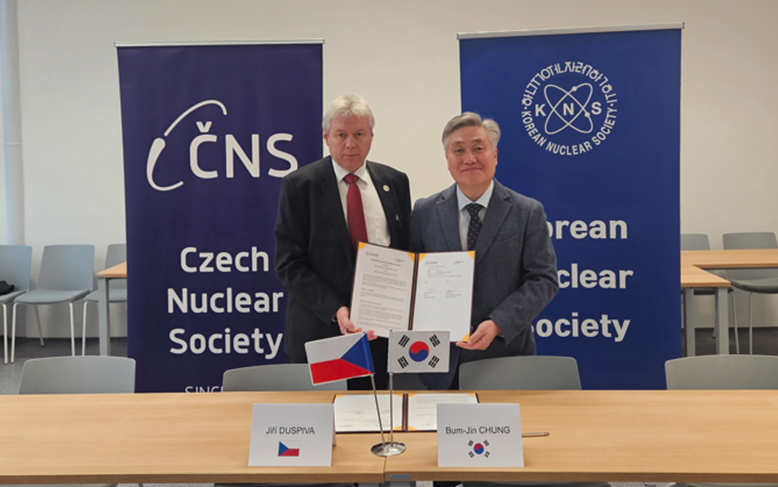 정범진 한국원자력학회장과 지리 두스피바 체코원자력학회 부회장이 학술 교류 양해각서(MOU)를 체결한 뒤 기념 촬영을 하고 있다. /한국원자력학회