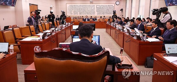8일 오후 국회에서 속개된 국회 법제사법위원회 전체회의에서 김건희 여사 특검법 등 법안 34건이 야권 주도로 의결되고 있다. /연합뉴스