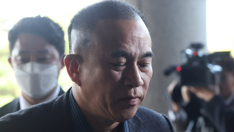 김건희 여사 공천 개입 의혹과 미래한국연구소의 불법 여론조사 의혹 등 사건의 핵심 인물인 명태균 씨가 8일 오전 경남 창원시 성산구 창원지방검찰청에 출석하고 있다. /연합뉴스