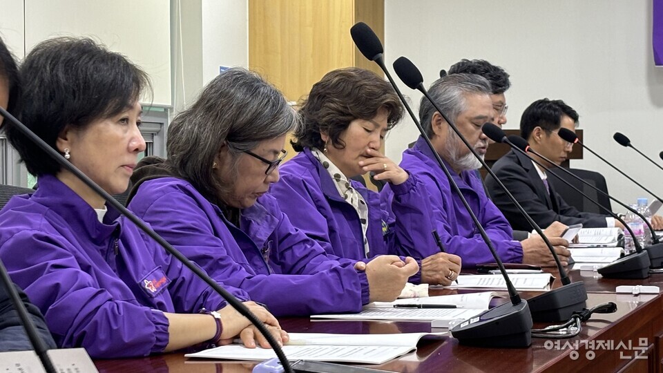 이태원 참사 유가족들이 희생자를 상징하는 보라색 옷을 입고 1심 판결 내용을 듣고 있다. /김성하 기자