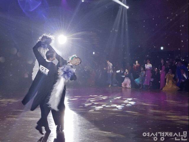 왈츠는 몸을 펴는 자세를 유지해야 한다. 당연히 키가 커 보인다. /사진=강신영