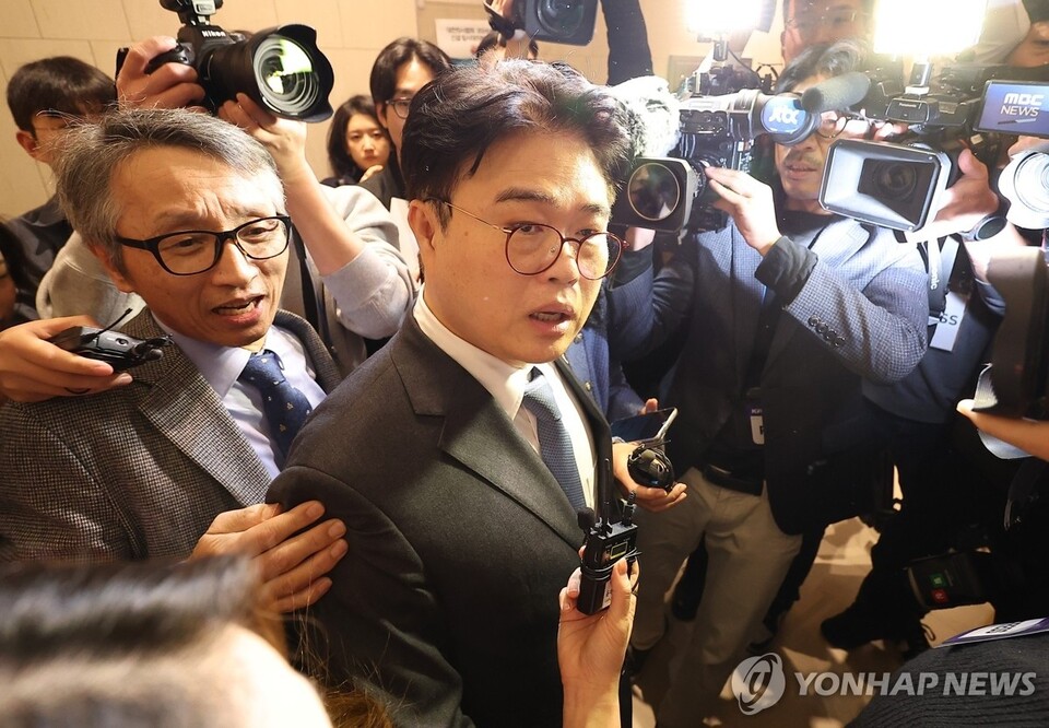 10일 오전 서울 용산구 대한의사협회에서 열린 임시 대의원총회를 마친 임현택 회장이 나서고 있다. 이날 대의원총회에서는 임 회장 불신임(탄핵) 투표가 가결됐다. /연합뉴스