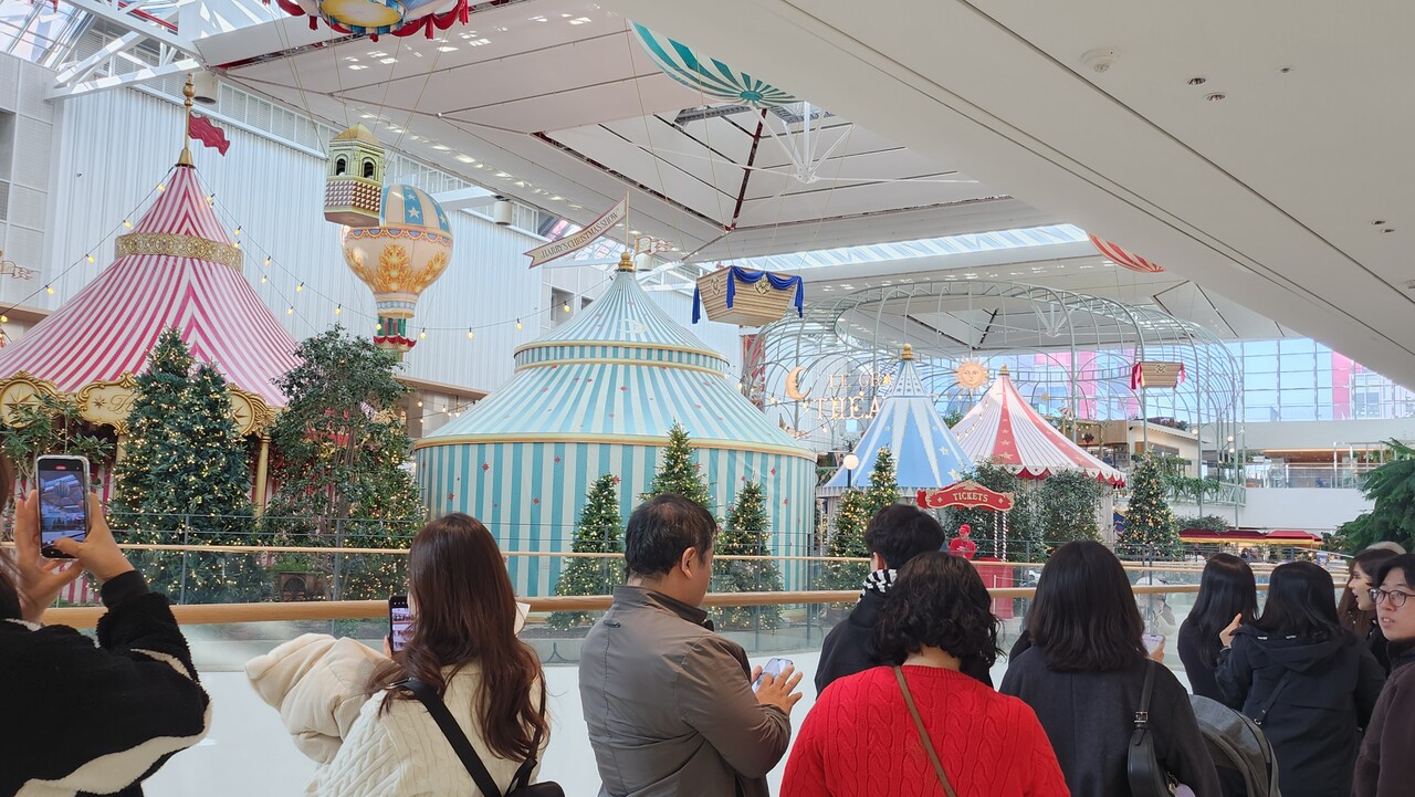 지난 6일 오전 더현대서울에 크리스마스 장식을 보러 온 고객들이 긴 줄을 서 있다. /류빈 기자