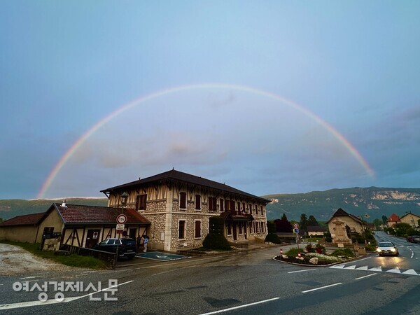 축복과 새로운 소식을 전하는 이리스는 땅과 하늘을 오갈 때 무지개를 건너간다. 사진_박재희