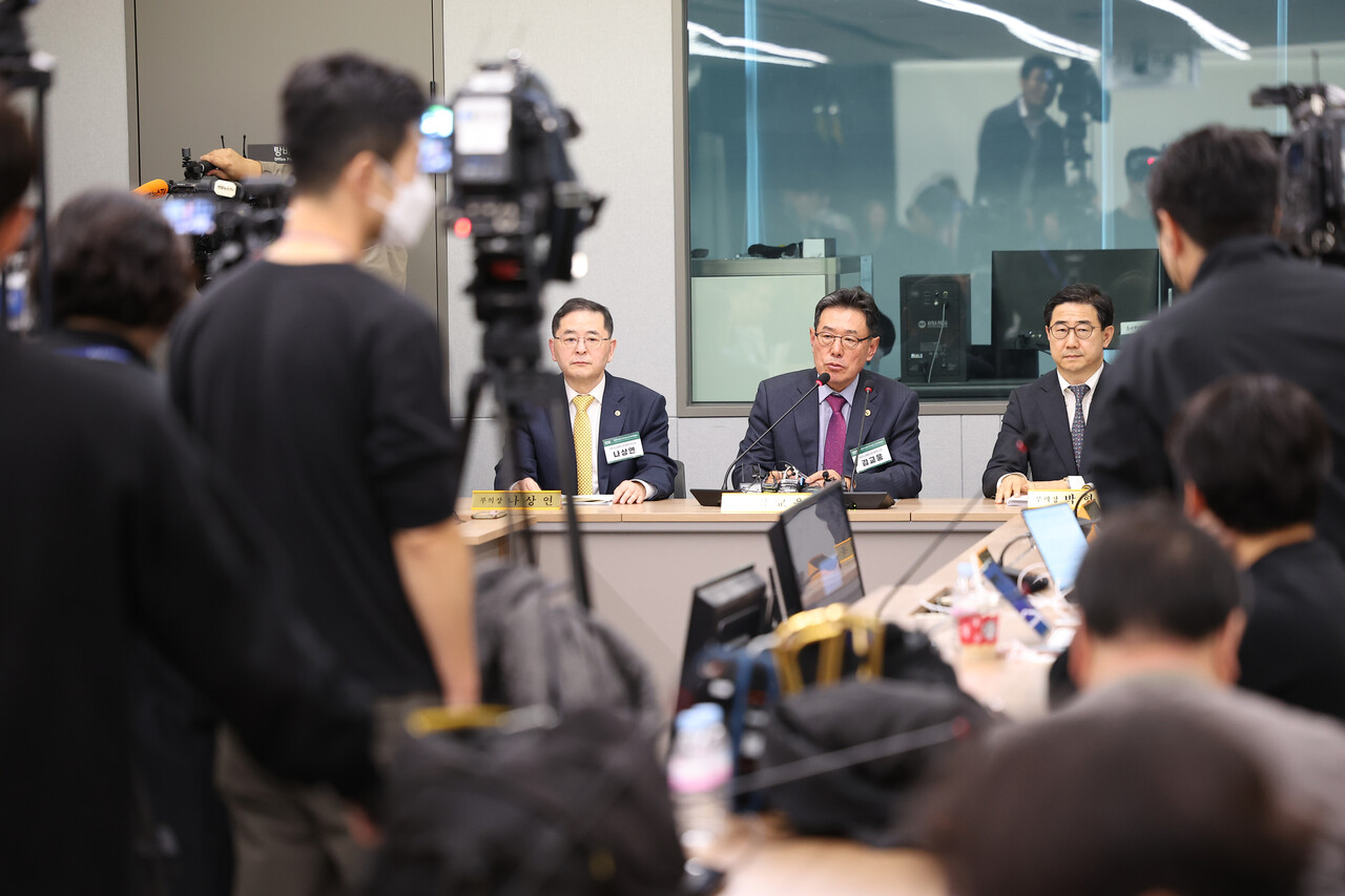 10일 오전 서울 용산구 대한의사협회에서 열린 임시 대의원총회를 마친 김교웅 대의원회 의장(가운데)이 브리핑에 참석해 기자들의 질문에 답하고 있다. /연합뉴스