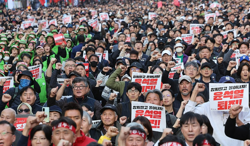지난 9일 오후 서울 숭례문 일대에서 열린 민주노총 전태일 열사 정신 계승 2024 전국노동자대회·1차 퇴진 총궐기에서 민주노총 조합원들이 구호를 외치고 있다. /연합뉴스