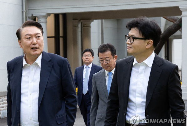 윤석열 대통령이 서울 용산 대통령실에서 국민의힘 한동훈 대표를 만나 대화하며 차담 장소로 이동하고 있다. /연합뉴스